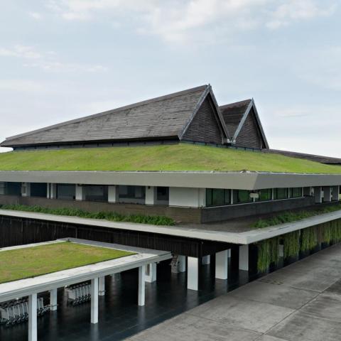 The roof is divided into 2 sections to distinguish the departure and arrival halls