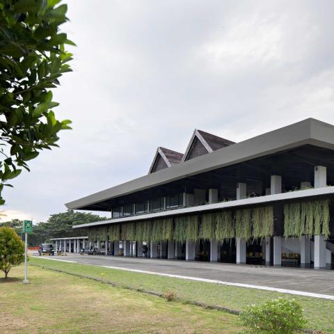 Cast-in-place planter boxes are neatly tucked away behind the edge beam of the first floor slab. From these boxes, curtain creepers hang down around the periphery of the airport.