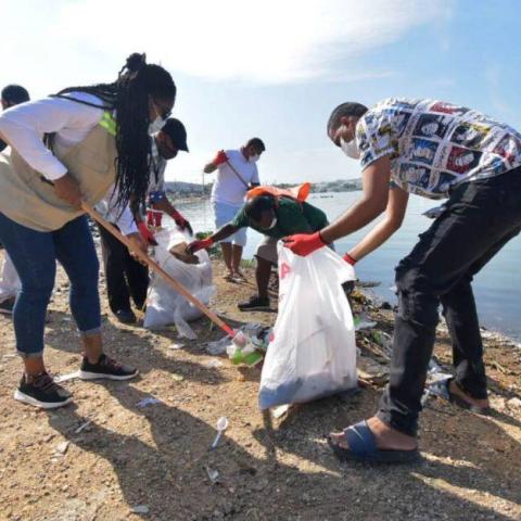 clean up around the Bazurto market